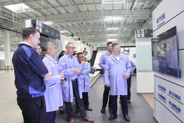 好马配好鞍，宝马配名华