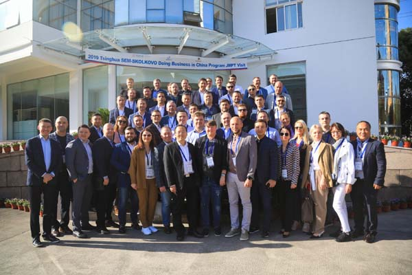 莫斯科斯科尔科沃管理学院师生及清华大学经济管理学院代表参访不朽情缘科技上海名辰工厂